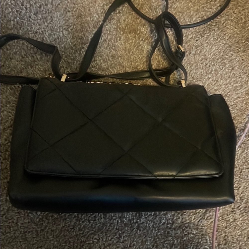 Chic Black Quilted Crossbody Bag with Flap Closure